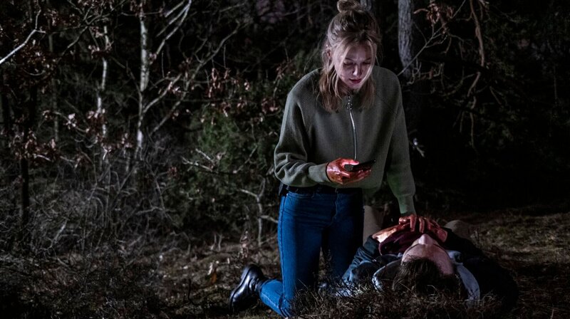 Ankan (Agnes Lindström Bolmgren) darf Martin (Marcus Vögeli) als Zeugen nicht verlieren. – Bild: ARD Degeto/​Yellow Bird/​Cmore/​TV4/​Jonath Mathew