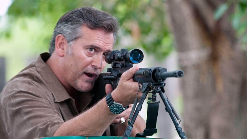 Sam (Bruce Campbell) gibt sich als Waffenhändler aus, um seine entführte Kollegin und Freundin zu retten. Doch als er auffliegt, muss er selbst von den Waffen Gebrauch machen. – Bild: RTL /​ 20th Century Fox