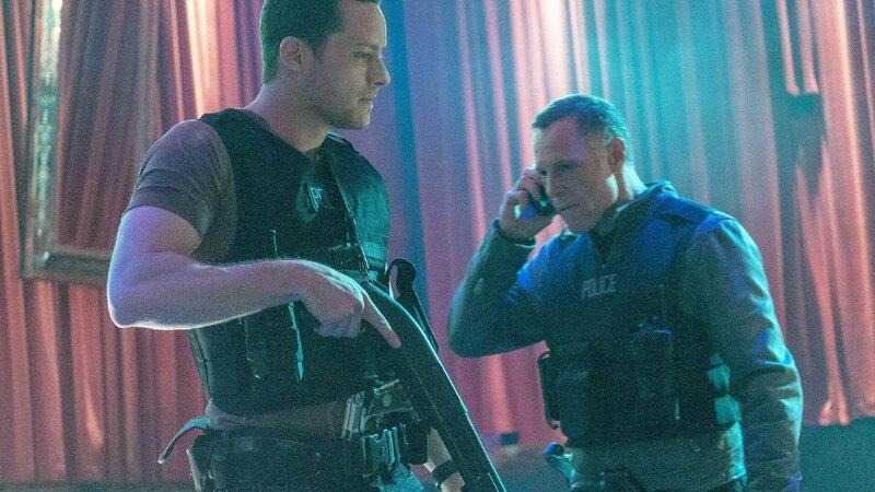 Jay Halstead (Jesse Lee Soffer,l.), Hank Voight (Jason Beghe) – Bild: RTL /​ NBC Studios