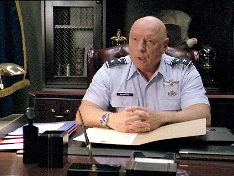Emmett darf mit seinem Team einen Dokumentarfilm ¸ber das SGC drehen. General Hammond (Don S. Davis, Bild) ist alles andere als begeistert … – Bild: RTL II