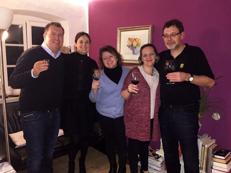 V.l.: Rémy, Hélčne, Jutta, Pascaline und Gastgeber Detlef – Bild: RTL Living