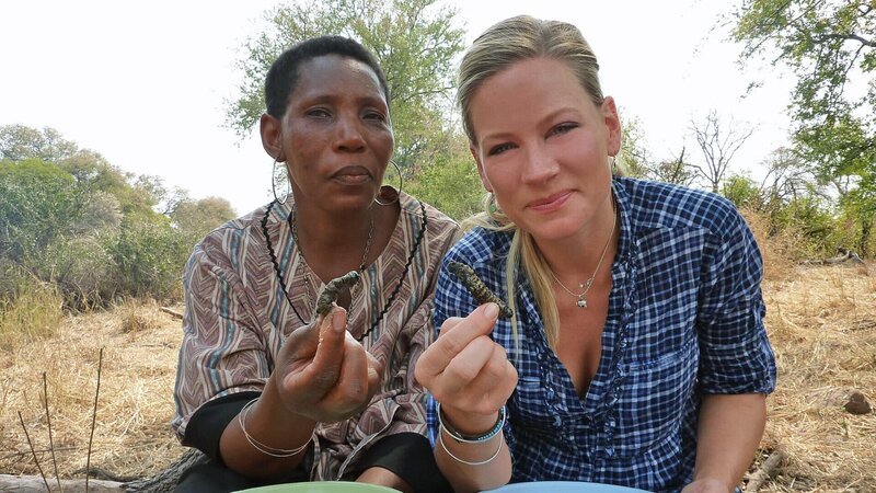 Gemeinsam mit Outshephile Letsine kocht Andrea Jansen Raupen – Bild: ZDF und SRF