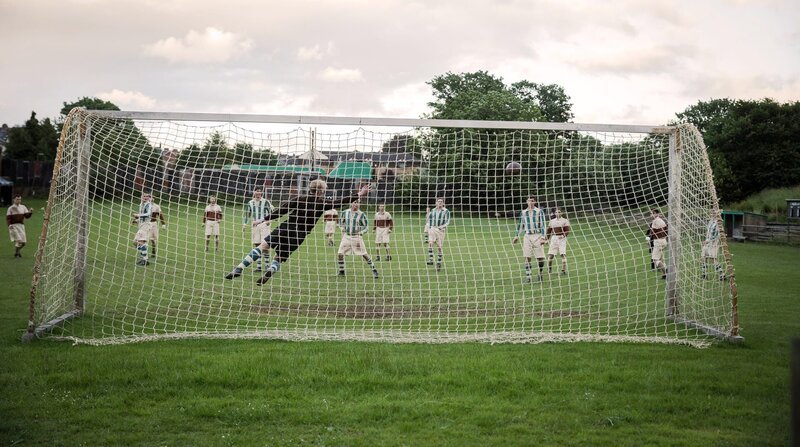 St. Helens hat nun einen Top-Keeper im Tor. – Bild: ZDF und ARD Degeto/Lieblingsfilm/Zephyr St. Helens hat nun einen Top-Keeper im Tor. – Bild: ZDF und ARD Degeto/Lieblingsfilm/Zephyr