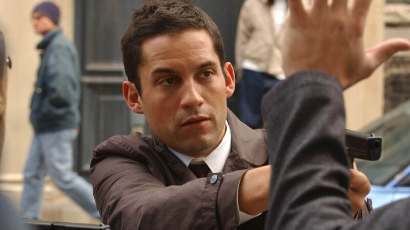 Danny (Enrique Murciano) und das Team stellen Rick Knowles, der für eine frühere Mordserie verantwortlich gemacht wurde. Doch steckt eigentlich sein Zwillingsbruder Greg dahinter? – Bild: Warner Bros. Entertainment, Inc.