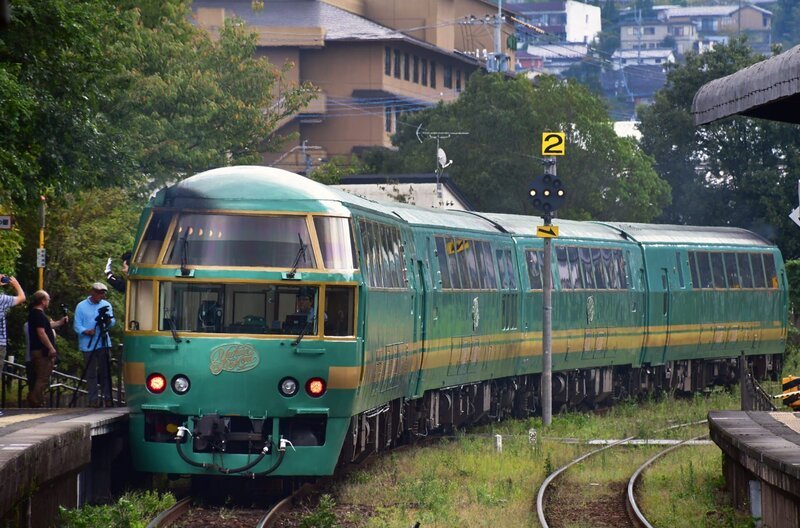 Der „Yufuin no Mori“, ein Expresszug, der von Hakata Station in den Thermalbadeort Yufuin fährt. – Bild: SWR