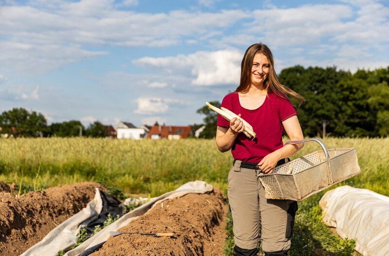 Theresa Bub aus Mittelfranken beim Spargelstechen. – Bild: BR/​megaherz gmbh/​Melina Hehemeyer