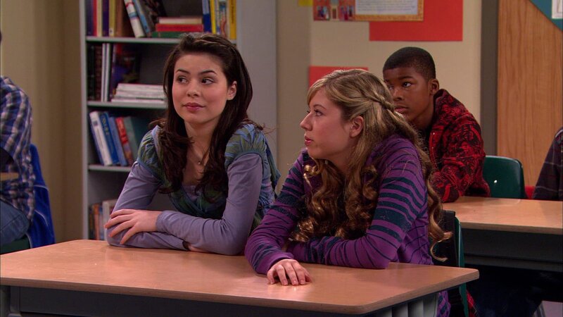 L-R: Carly Shay (Miranda Cosgrove), Sam Puckett (Jennette McCurdy) – Bild: ViacomCBS