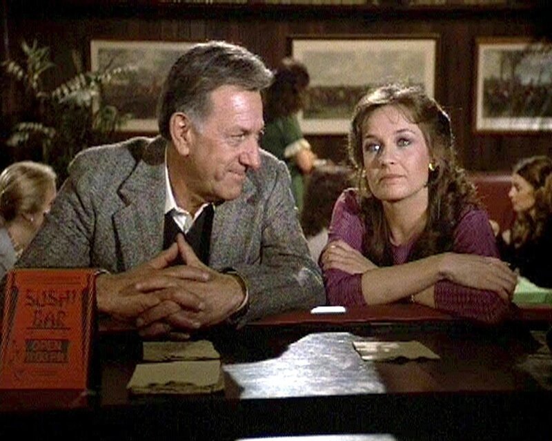 Quincy (Jack Klugman) kümmert sich auch in der Freizeit um die traumatisierte Krankenschwester Rachel (Karen Austin). – Bild: RTLup