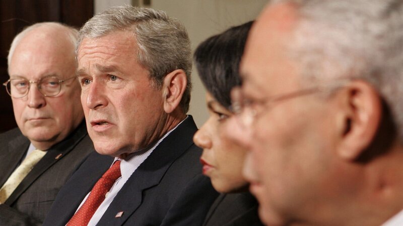 George W. Bush wird im Jahr 2001 von den Anschlägen vom 11. September überrascht. – Bild: SRF/​CNN/​ASSOCIATED PRESS