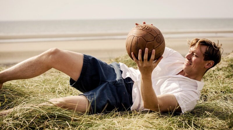 Trautmann (David Kross) liebt den Fußball. – Bild: ZDF und ARD Degeto/​Lieblingsfilm/​Zephyr