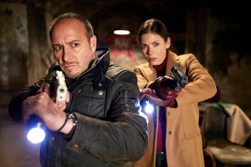 Semir (Erdogan Atalay) und seine Chefin Kim Krüger (Katja Woywood) entdecken in einem Bunker ein RAF-Zeichen … – Bild: RTL /​ Guido Engels