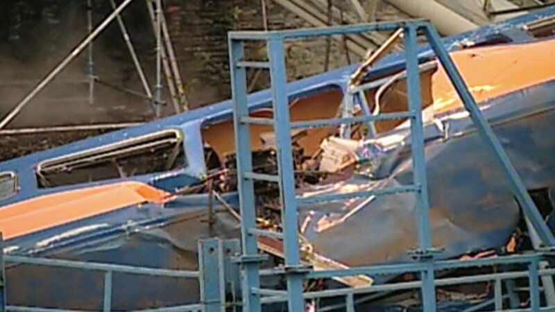 Schwebebahnunfall in Wuppertal: Im April 1999 entgleist ein Wagen und reißt fünf Menschen in den Tod, 47 Menschen werden verletzt. Es ist das schwerste Unglück in der Geschichte des Wuppertaler Wahrzeichens. – Bild: RTL /​ Folge 4