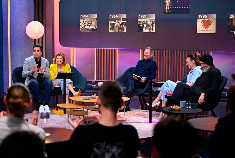 Gute Laune bei „Let’s play ARD“: v.l.n.r. Bastian Pastewka mit Annette Frier, Moderator Michael Kessler und Carolin Kebekus mit Torsten Sträter. – Bild: WDR/Julia Feldhagen Gute Laune bei „Let’s play ARD“: v.l.n.r. Bastian Pastewka mit Annette Frier, Moderator Michael Kessler und Carolin Kebekus mit Torsten Sträter. – Bild: WDR/Julia Feldhagen