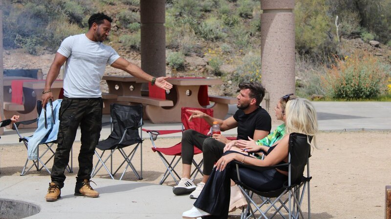 Biniyam Shibre Eshetu, Florian Sukaj, Ariela Weinberg and Stacey Silva sitting around a campfire – Bild: Warner Bros. Discovery, Inc. or its subsidiaries and affiliates