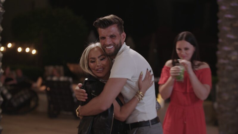 Florian Sukaj hugging Darcey Silva as she arrives to the resort – Bild: Warner Bros. Discovery, Inc. or its subsidiaries and affiliates