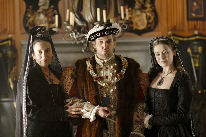 Im Angesicht des Todes beginnt König Henry VIII. (Jonathan Rhys Meyers, M.) zu fantasieren und sieht seine erste Ehefrau Königin Katharina von Aragon (Maria Doyle Kennedy, l.) und ihre gemeinsame Tochter Lady Mary (Sarah Bolger, r.). – Bild: AXN White