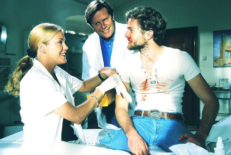 Ben (Peter Ketnath, re.) wurde von seinem Arbeitgeber zusammengeschlagen. Dr. Stefan Frank (Sigmar Solbach) und Laura (Cecilia Kunz) verarzten ihn. – Bild: TVNOW / Elke Werner Ben (Peter Ketnath, re.) wurde von seinem Arbeitgeber zusammengeschlagen. Dr. Stefan Frank (Sigmar Solbach) und Laura (Cecilia Kunz) verarzten ihn. – Bild: TVNOW / Elke Werner