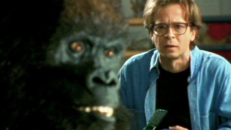 Ted Beeman (Karl Wiedergott) kann nicht glauben, was er sieht: am nächsten Morgen befindet sich Kirby an einer ganz anderen Stelle des Raumes, und das, obwohl Ted den Computerchip für Kirby über Nacht mit nach Hause genommen hatte … – Bild: RTLZWEI