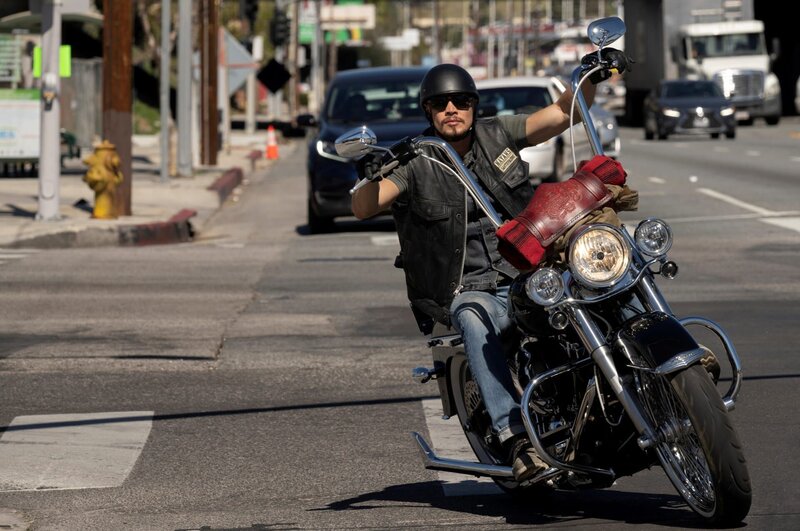 EZ Reyes (JD Pardo) – Bild: Prashant Gupta /​ Fox /​ Die Verwendung ist nur bei redaktioneller Berichterstattung im Rahmen einer Programmank¸ndigung ab 2 Monate vor der ersten Auss /​ © 2021 FX Networks. All rights reserved.