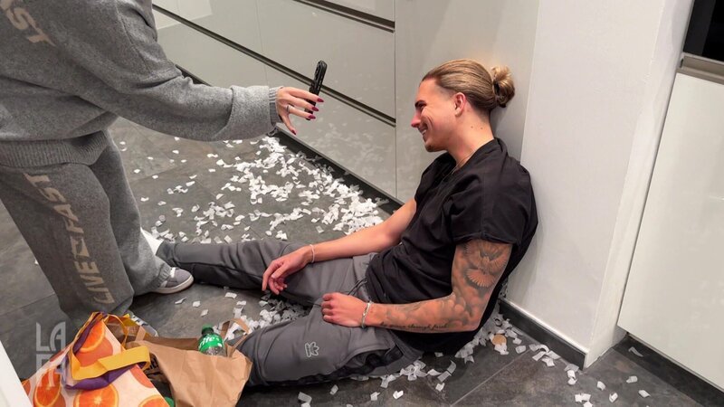 S3E137: Warum Julia und Tim sich heute gemeinsam (etwas) nackig machen, was der Arzt in der Kinderwunsch Klinik zu Candy sagt und warum Jey und Sophie nach einem Yoga Retreat suchen? Alles gibts hier! – Bild: RTLZWEI