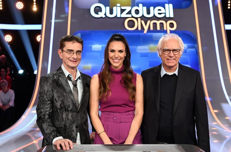 Moderatorin Esther Sedlaczek (M.) mit den Kandidaten des Teams „Kabarett“: Mathias Richling (l.) und Bruno Jonas (r.). – Bild: SWR/​ARD/​Uwe Ernst