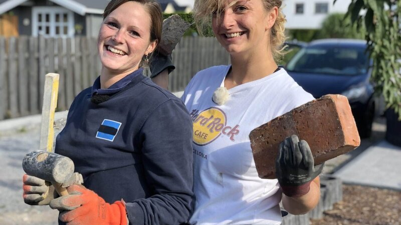 Laura (l.) und Vera – Bild: TVNOW /​ Tokee Bros.