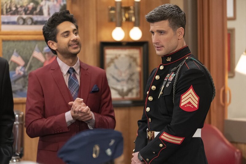 Al (Adhir Kalyan, l.); Riley (Parker Young, r.) – Bild: 2021 Warner Bros. Entertainment Inc. All Rights Reserved. /​ Robert Voets Lizenzbild frei
