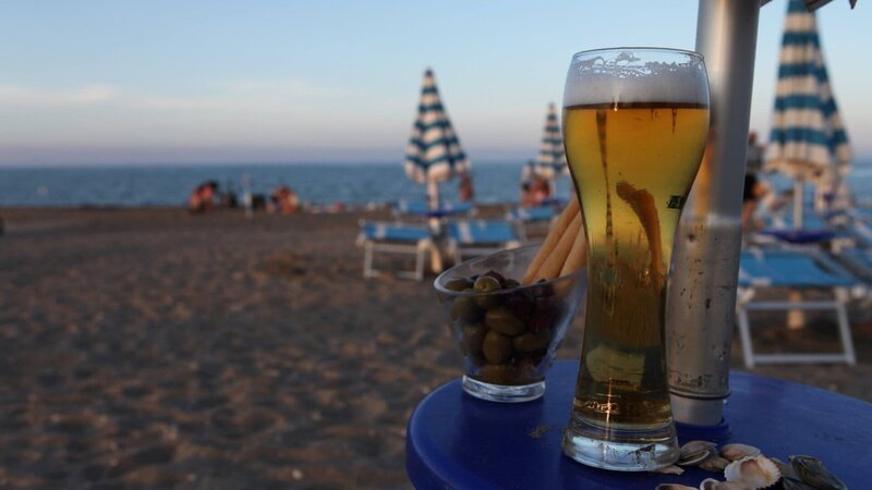 Das kühle Weizenbier gehört für die überwiegend deutschen Gäste zum Urlaub, wie die Sonne zum Adria-Strand. – Bild: ZDF und Nikolai Trawinski Das kühle Weizenbier gehört für die überwiegend deutschen Gäste zum Urlaub, wie die Sonne zum Adria-Strand. – Bild: ZDF und Nikolai Trawinski