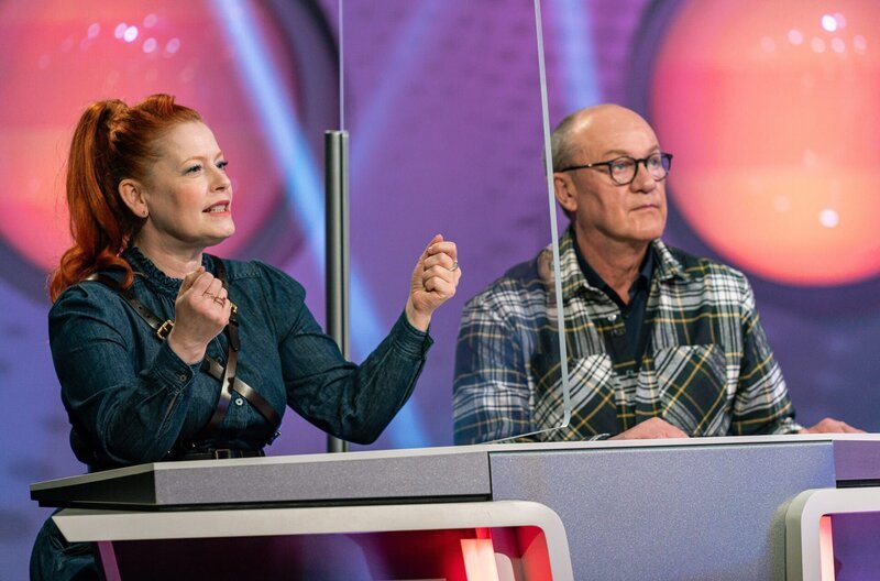 Die Lösung scheint zum Greifen nah für Enie van de Meiklokjes. Ob das ihr Quizpartner Bodo Bach auch so sieht – und ob die beiden beim SWR Wissensquiz „Meister des Alltags“ werden? Zum Mitraten und Mitfiebern. – Bild: SWR/​Christian Koch