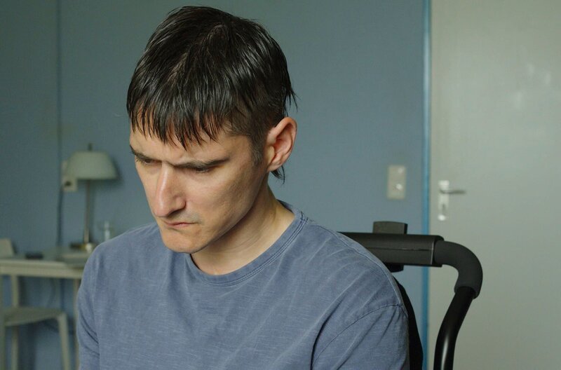 Alex (Stavros Zafeiris) ist infolge eines Unfalls querschnittsgelähmt. – Bild: SWR/​Cologne Cine Collective