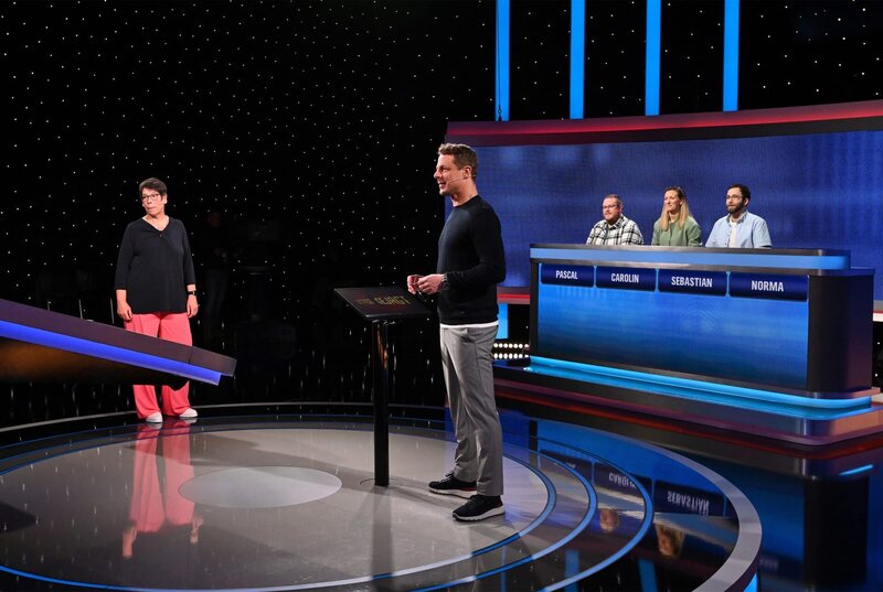 Moderator Alexander Bommes (M.) mit den Kandidaten: Norma Tiemann (l.), Pascal Dryepondt, Carolin Lausch und Sebastian Kranepuhl. – Bild: ARD/​Uwe Ernst