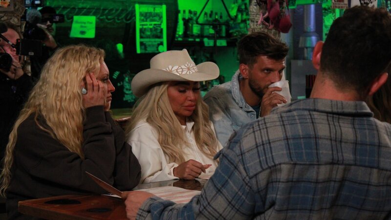 The cast out at a bar after their therapy activity – Bild: Warner Bros. Discovery, Inc. or its subsidiaries and affiliates. All rights reserved.
