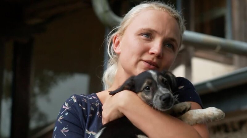 Nadja Lucaßen führt das Welpenwaisenhaus NRW e.V., das mutterlosen Hunde- und Katzenwelpen einen guten Start ins Leben ermöglicht. – Bild: RTL /​ Mina TV