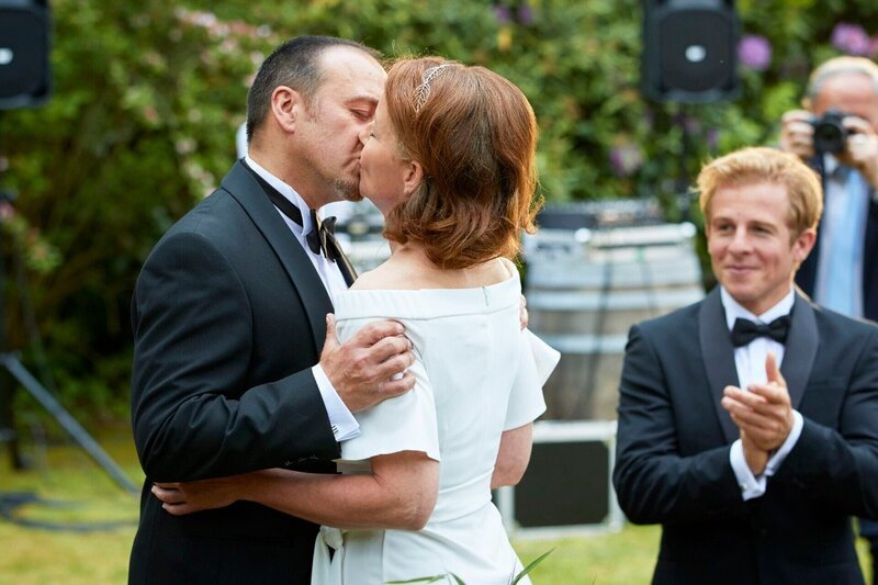 Semir (Erdogan Atalay, l.) und Andrea (Carina Wiese) heiraten zum zweiten Mal. Trauzeuge und „Wedding Planner“ Paul (Daniel Roesner) freut sich für seinen Kollegen. – Bild: RTL /​ Guido Engels