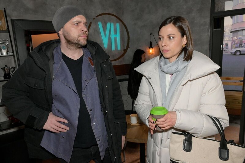 ACHTUNG SPERRFRIST! Die Veröffentlichung dieses Motives ist für alle ONLINE-MEDIEN (außer Programm-Presse) erst ab dem 30.04.2025 frei. Matildas (Anna-Katharina Fecher) verkrampfte Art befeuert Eriks (Patrick Heinrich) Vermutung. – Bild: RTL /​ Rolf Baumgartner