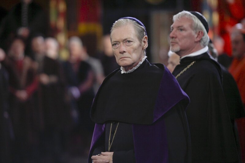 Nachdem Bishop Gardiner (Simon Ward) zufällig gehört hat, wie Königin Catherine dem König mitteilt, dass sie für die anwachsende Rebellion gegen Rom ist. – Bild: AXN White
