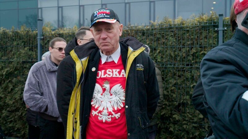 Die Parlamentswahlen im Oktober 2023 bescherten Polen eine politische Wende. Die nationalkonservative PiS-Regierung wurde nach acht Jahren abgelöst, die Liberalen übernahmen die Macht. Doch die Vertreter und Sympathisanten der alten Regierung geben nicht so einfach auf und wehren sich. Regisseur Lutz Pehnert erkundet die Lage und Stimmung im Land, das im Mai einen neuen Präsidenten wählt. – PiS-Wähler bei einer Wahlkampfveranstaltung. – Bild: rbb/​Ventana-Film