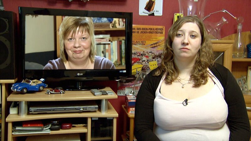 Yvonne (re.) schaut sich Marions Videobotschaft an – Bild: RTL II