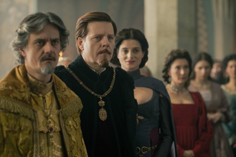 Dengelegi (Tamás Keresztes), Ulrich Cilli (Ernö Fekete) und die Hofdame Kottanner (Adél Jordán) verfolgen die Ausführungen des osmanischen Gesandten. – Bild: ORF/​Beta Film/​MR Film/​The Orbital Strangers Project/​ Csaba Aknay