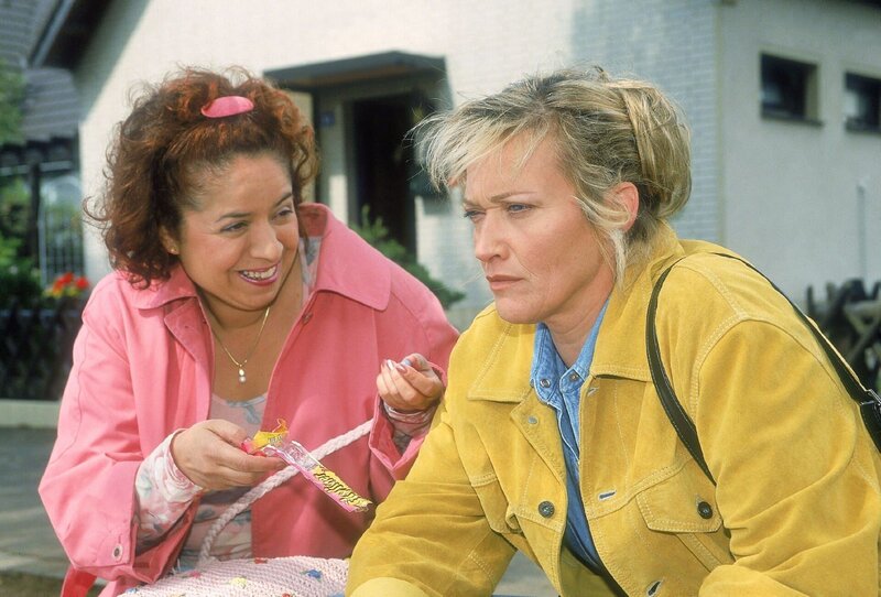 Rita (Gaby Köster, r.) glaubt, dass Horst sie betrügt. Gisi (Franziska Traub) versucht sie aufzumuntern, hat aber wenig Erfolg. – Bild: TVNOW