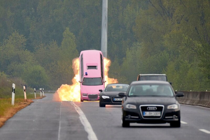 Die pinke Stretchlimo, in der das Brautpaar eigentlich zur Trauung fahren soll, wird angegriffen und hebt mit Paul (Daniel Roesner) und Semir (Erdogan Atalay) ab. – Bild: RTL /​ Guido Engels