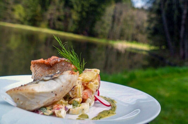 Mit Kartoffelsalat als Beilage serviert Petr ein für Trebon typisches Produkt: Zander aus regionalen Gewässern. – Bild: Elephant Doc