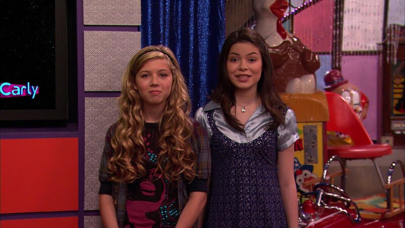 L-R:  Sam Puckett (Jennette McCurdy), Carly Shay (Miranda Cosgrove) – Bild: ViacomCBS