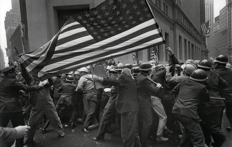 Bauarbeiter und Polizisten geraten während einer Pro-Vietnamkriegs-Demonstration in New York City aneinander. – Bild: ORF/​PBS/​Benedict J. Fernandez