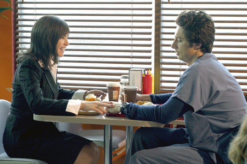 J.D. (Zach Braff, r.) hat eine neue Freundin, was allerdings von seinen Freunden als Horrornachricht aufgenommen wird, da Neena Broderick (Julianna Margulies, l.) als Monster betrachtet wird, das sie auch wirklich ist … – Bild: Touchstone Television