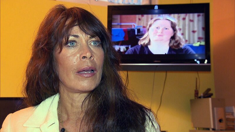 Gabriela schaut sich die Videobotschaft von Susanne an – Bild: RTL II