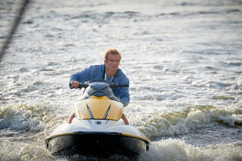 Paul (Daniel Roesner) pirscht sich mit dem Jetski an das alte Kriegsschiff ran – was wird ihn dort erwarten? – Bild: RTL Crime