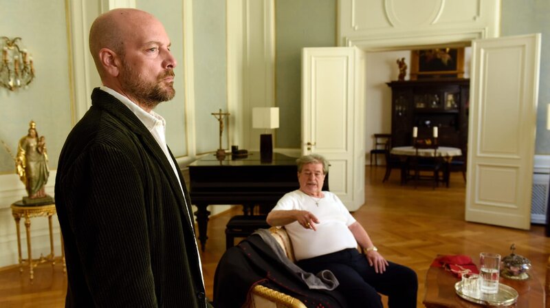 Von links: Pfarrer Hans Reiser (Stephan Zinner) und Kardinal Georg Brunnenmayr (Erwin Steinhauser) im Streitgespräch. – Bild: BR/​ORF/​maze pictures GmbH/​Barbara Bauriedl