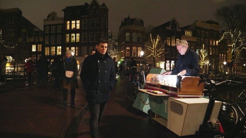 Sternstunde Musik Mein unerfülltes Leben und die Glasharfe Rogier Kappers auf einer Brücke – Bild: SRF/​Dutch Core