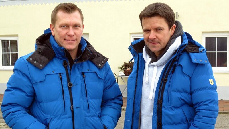 Die Trödelexperten Otto Schulte (li.) und Marco Heuberg sind gekommen, um der Familie zu helfen – Bild: RTL II